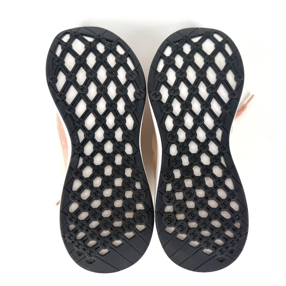 CHANEL CC Interlocking Multicolor Logo Light Beige, Gray 22P Sneakers - Picture 10 of 11